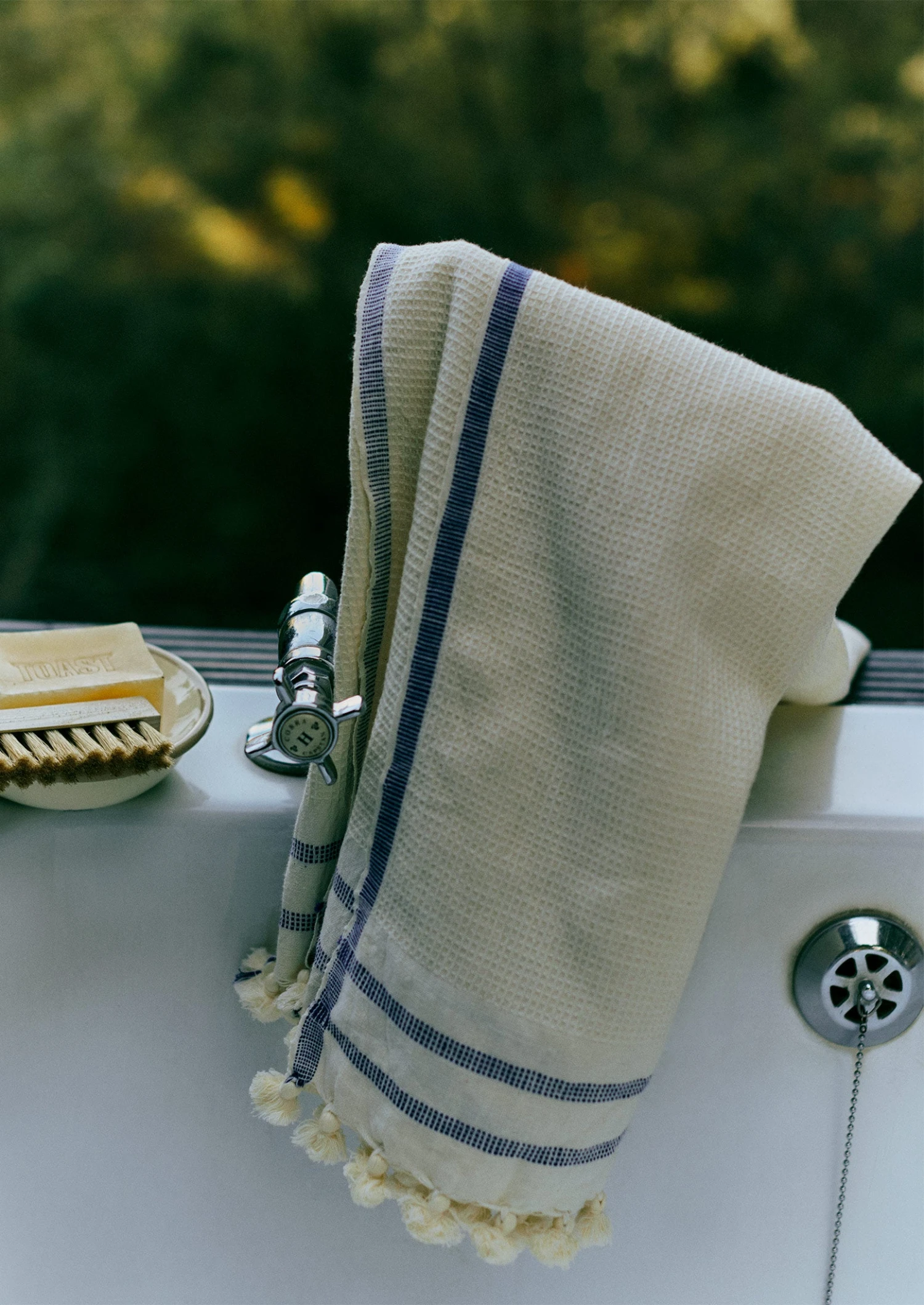 Hand Woven Cotton Bath Towel | Chalk/Azure 4 Hand Woven Cotton Bath Towel | Chalk/Azure - Image 2