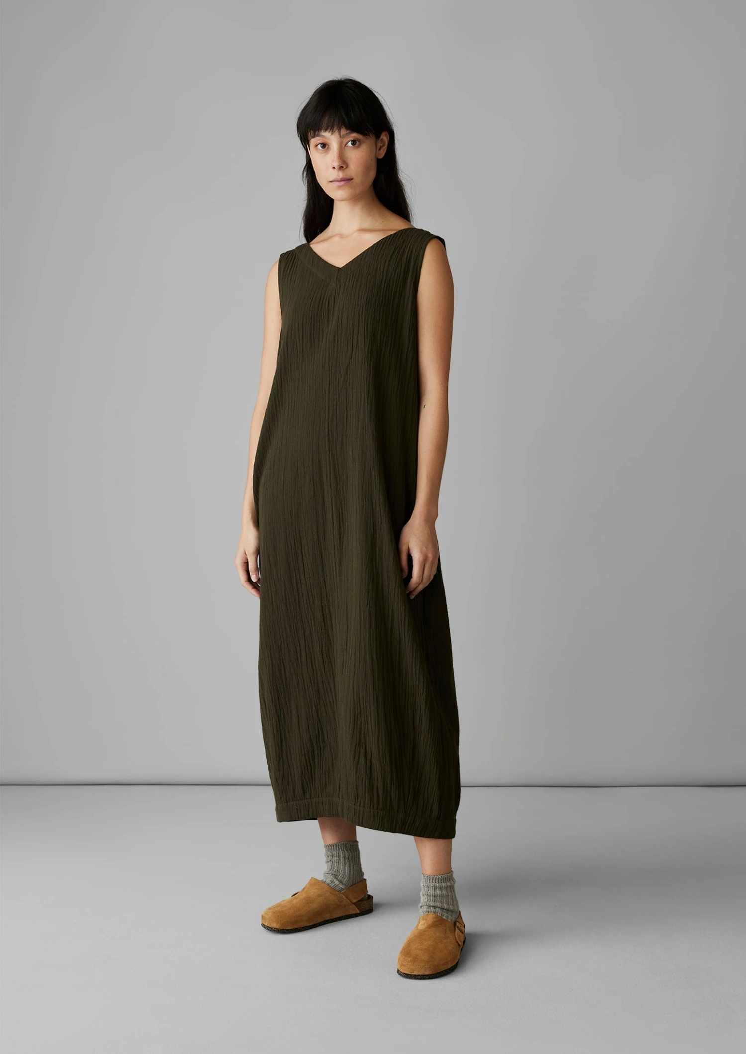 V-Neck Crinkle Cotton Dress | Darkest Olive 4 V-Neck Crinkle Cotton Dress | Darkest Olive - Image 2