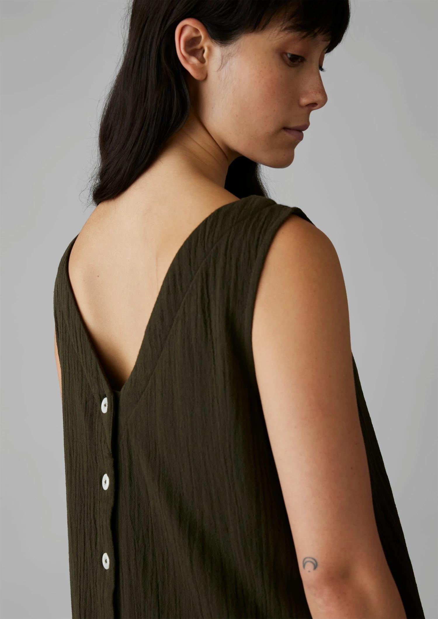 V-Neck Crinkle Cotton Dress | Darkest Olive 5 V-Neck Crinkle Cotton Dress | Darkest Olive - Image 3