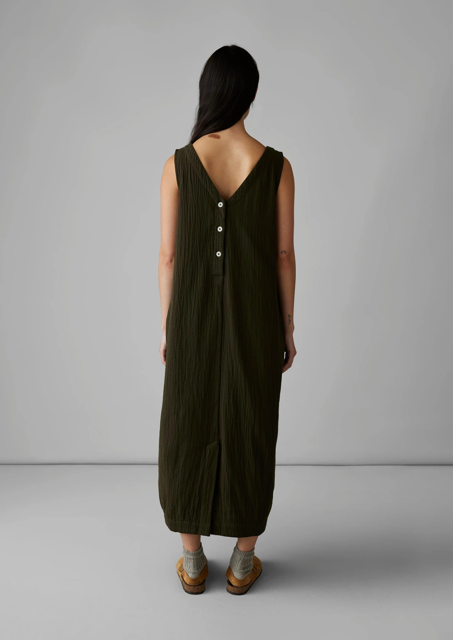 V-Neck Crinkle Cotton Dress | Darkest Olive 6 V-Neck Crinkle Cotton Dress | Darkest Olive - Image 4