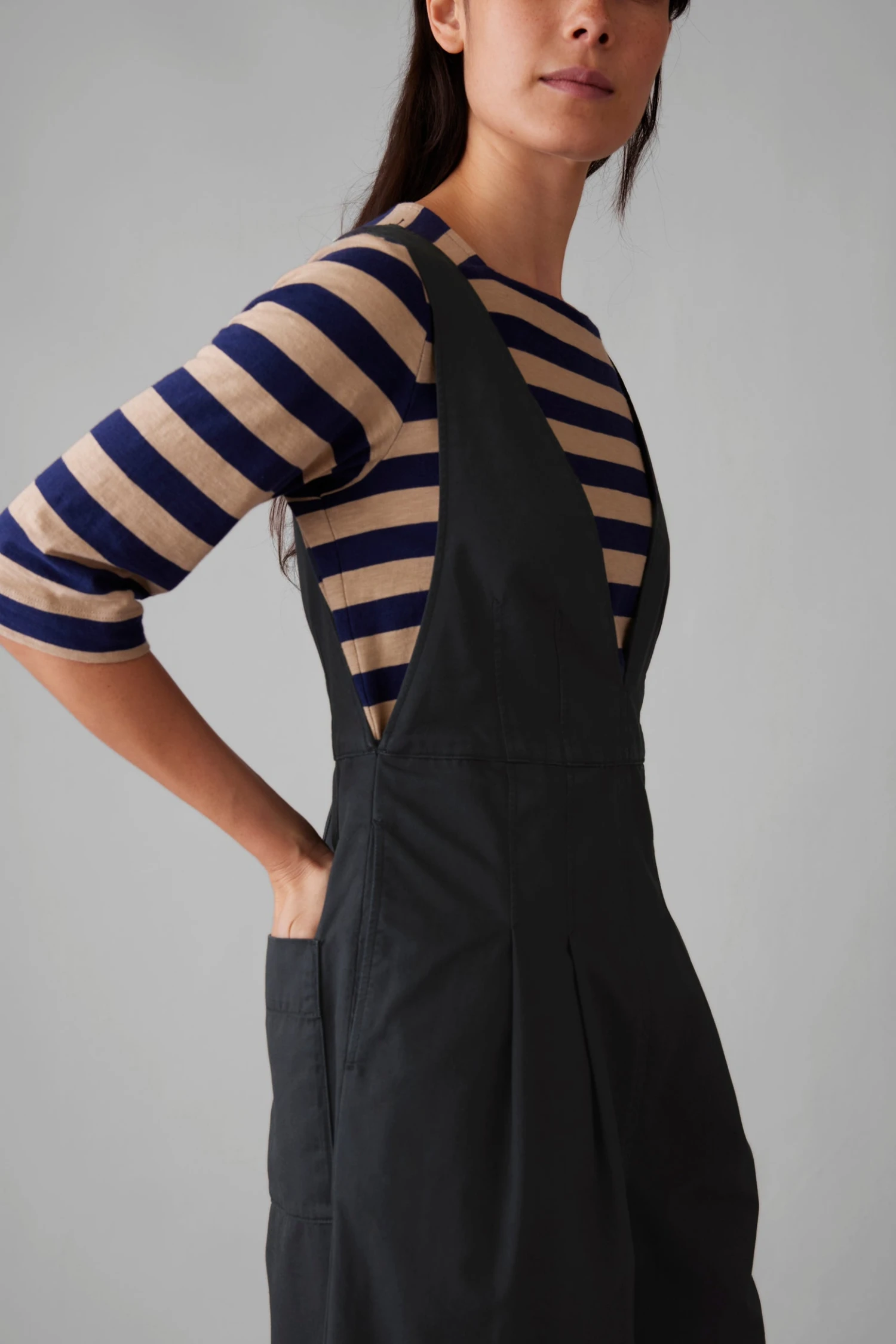 V-Neck Cotton Linen Twill Jumpsuit | Slate 4 V-Neck Cotton Linen Twill Jumpsuit | Slate - Image 3